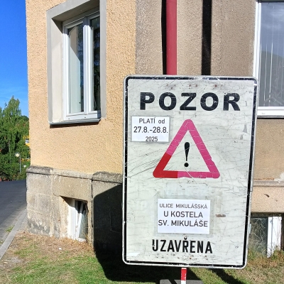Náhled článku mobil: Mikulášská ulice bude kvůli opravě střechy kostela zítra po dobu několika hodin neprůjezdná