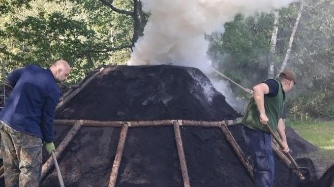 Náhled článku: Letošní slavnost milíře ve Vernéřově se blíží, staví se tu už skoro 25 let
