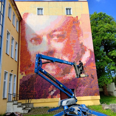 Náhled článku mobil: Gustav Geipel na pomníku v Okružní ulici a nyní také na fasádě muzea